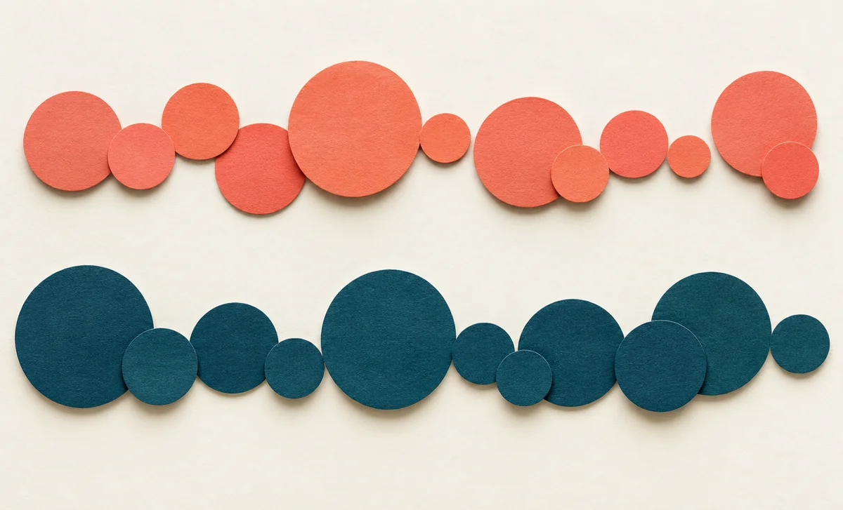 Deux rangées de pastilles de papier bleu pétrole et corail, vues de dessus.